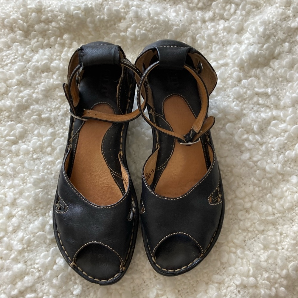 Born leather peek toe strapped wedge shoes size 7